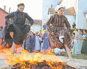 Duzijanca2016 Priskakanje vatre Djurdjin 1