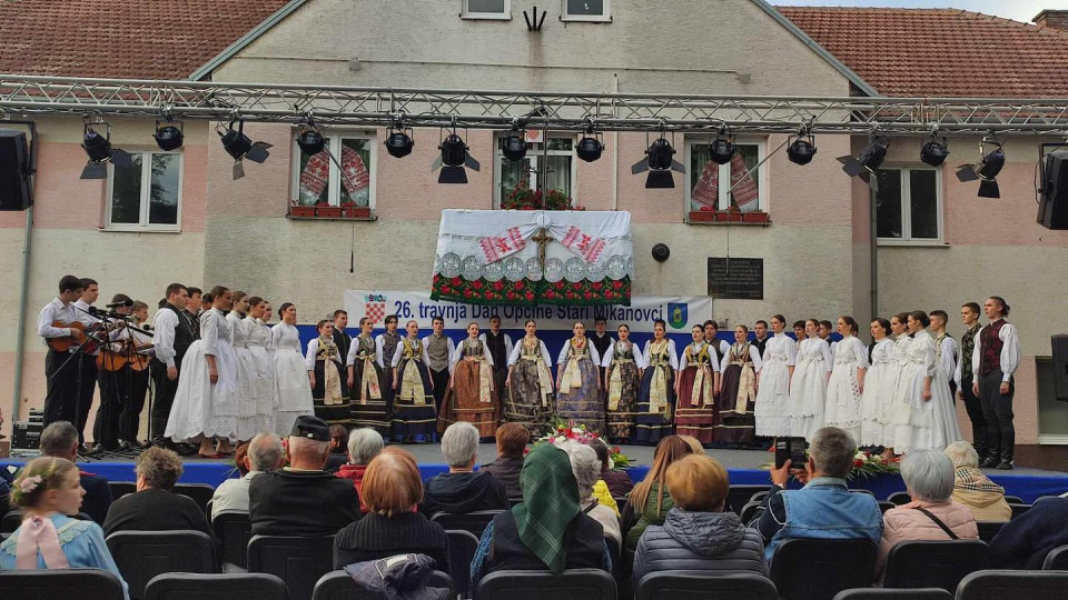 Bunjevačko kolo u Starim Mikanovcima