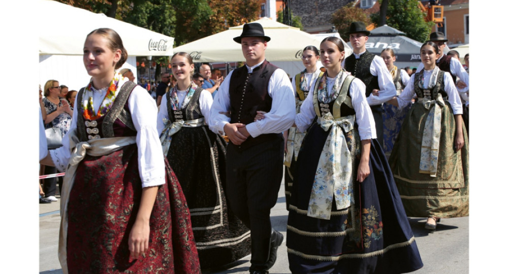 Bunjevačko kolo na 58. Vinkovačkim jesenima