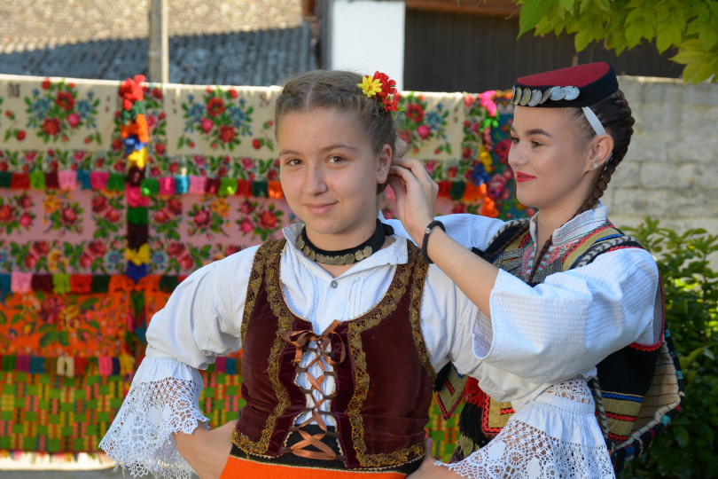 X. Žensko tradicijsko češljanje i izrada oglavlja i njihova primjena kroz suvremene trendove